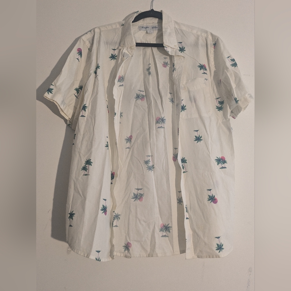 White old navy shirt